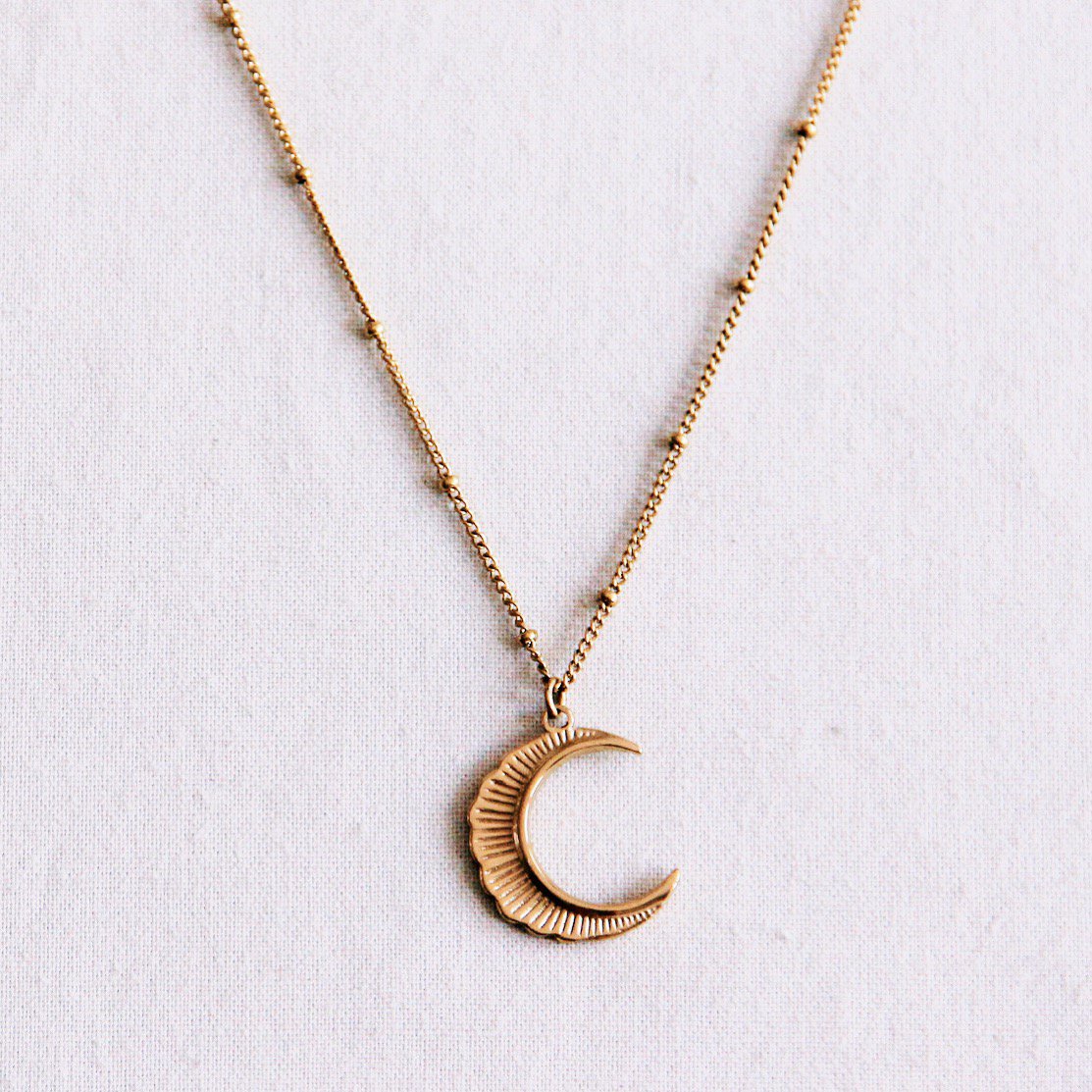 Feine Edelstahlkette mit Kugeln mit XL-Mond – Gold