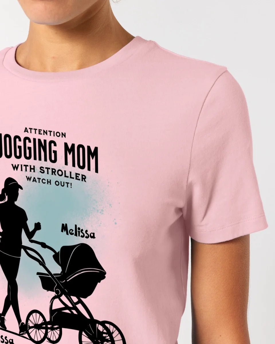 Jogging Mom mit Kinderwagen • Mama + Text • Wunschnamen • Ladies Premium T-Shirt XS - 2XL aus Bio - Baumwolle für Damen • Exklusivdesign • personalisiert von HalloGeschenk.de