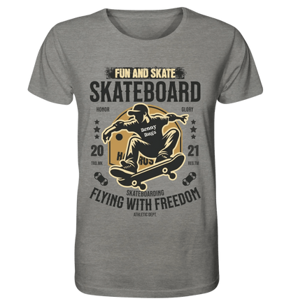 Skater mit Wunschname • Skateboard • Unisex Premium T-Shirt XS - 5XL aus Bio - Baumwolle für Damen & Herren • Exklusivdesign • personalisiert von HalloGeschenk.de